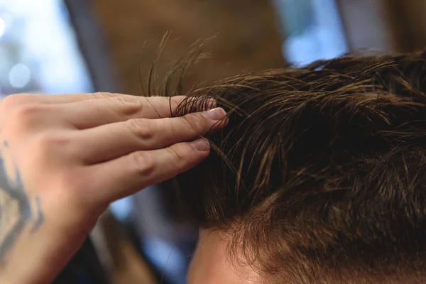 Stylistin berührt Haare des Mannes — Stockfoto