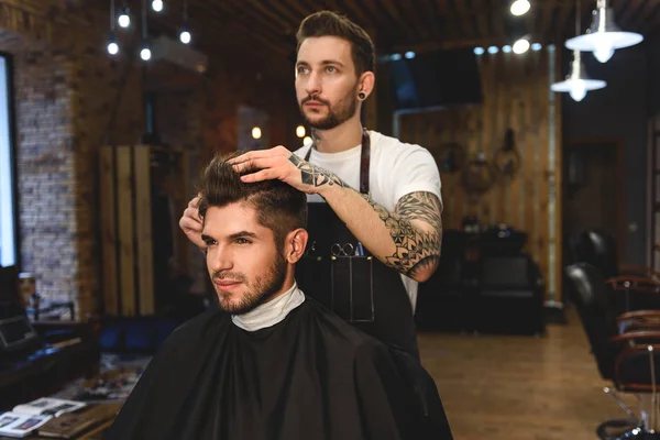Клієнт вибирає, яку зачіску він хоче — стокове фото