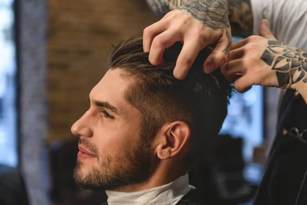 Barbeiro coçar cabeça de um cliente — Fotografia de Stock