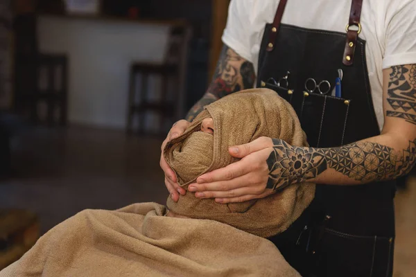 Närbild ansikte täckt i handdukar — Stockfoto