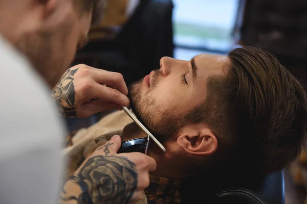 Pelanggan menikmati di barbershop — Stok Foto
