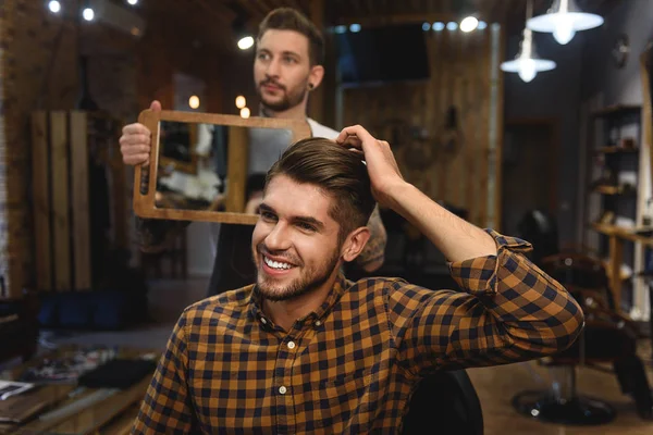 Barbeiro de pé com o moral na frente do cliente — Fotografia de Stock