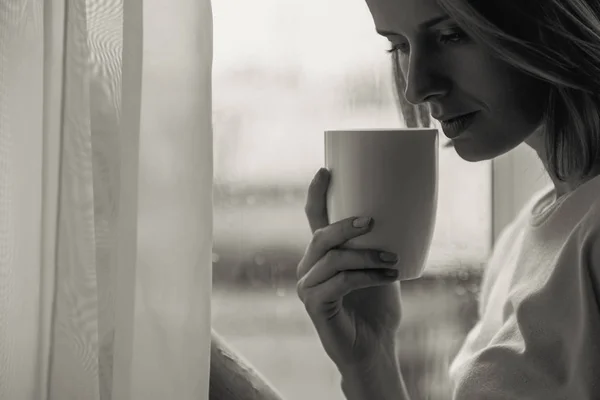 Femme solitaire tenant tasse de café — Photo