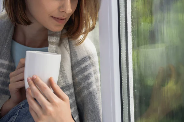 Ragazza sola che beve tè mentre piove — Foto Stock