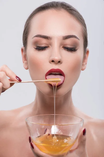 Mujer joven con labios rojos y uñas en el estudio — Foto de Stock