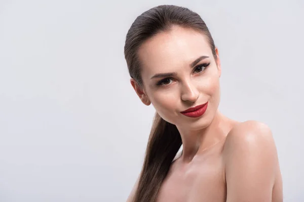 Jeune femme avec des lèvres rouges et des ongles en studio — Photo