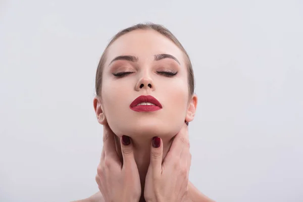 Junge Frau mit roten Lippen und Nägeln im Studio — Stockfoto