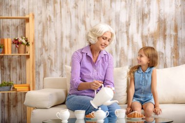 Mutlu aile birlikte sıcak içecek içme