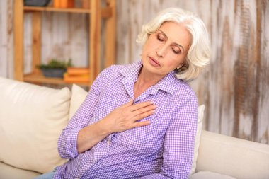 Umutsuz üst düzey Bayan ağrı kalbinde vardır.