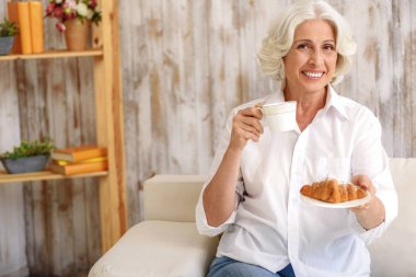 Kendine içki ve kruvasan ile yardım