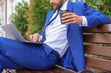 sokakta bir bankta oturmuş serbest meslek