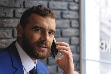 telefon ile başarılı bir çevirmen yüzü