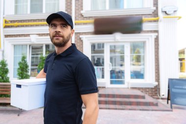 açık havada duran sakallı postacı