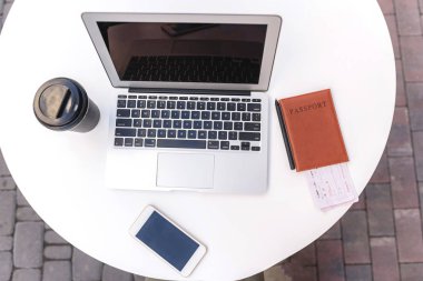 pasaport, kahve ve tablo cihazlarda