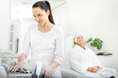 Usta doktor ultrason makinasıyla Kliniği'nde