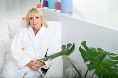 Olgun Bayan banyo sonra dinlenme