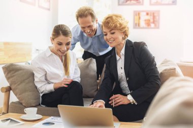 Dostu iş takım proje başarı elde etmek