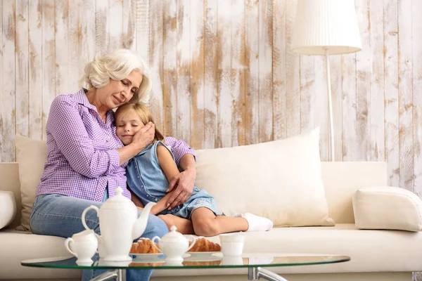 Holčička a babička v pohodlí domova — Stock fotografie