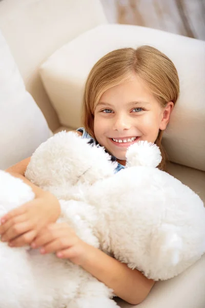 Niño bonito jugando con oso de peluche — Foto de Stock