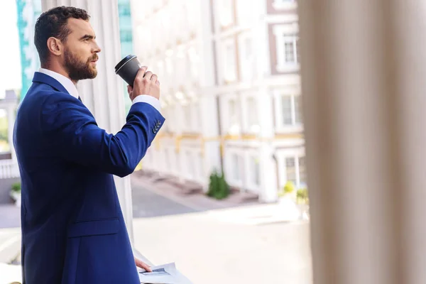 Chico de éxito en traje de beber té — Foto de Stock