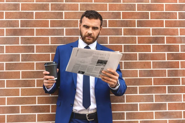 Guapo hombre de negocios leyendo al aire libre con espacio de copia — Foto de Stock