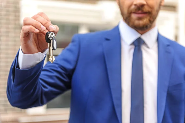 Realtor with keys to the house — Stock Photo, Image