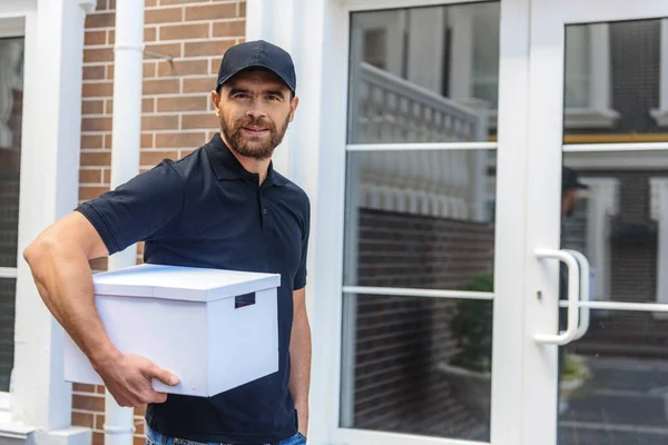 Guy in a baseball cap looking into camera — Stock Photo, Image