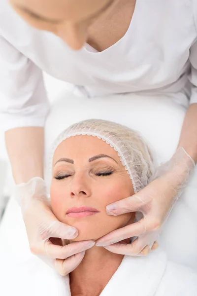 Señora madura acostada durante el examen facial en el spa — Foto de Stock