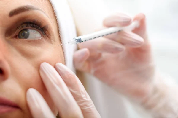 Profi kozmetikus így arc botox injekció — Stock Fotó