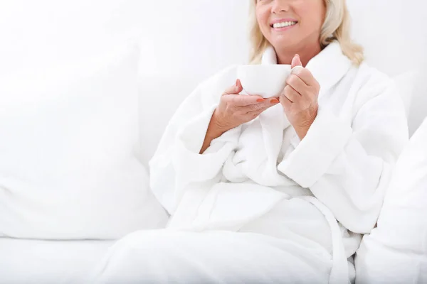 Feliz señora mayor disfrutando de vacaciones — Foto de Stock