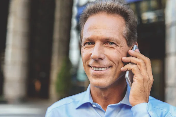 Confident man communicating on smartphone — Stock Photo, Image