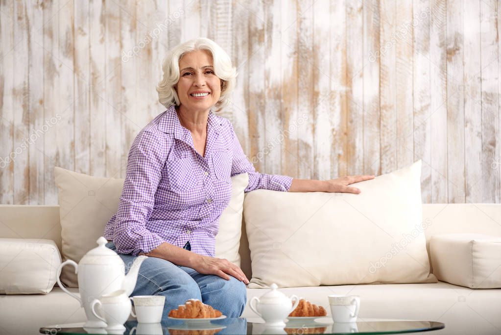 Foto: viejita feliz | Viejita feliz descansando en el sofá — Foto de