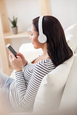 Eğlence için akıllı telefon kullanan kaygısız kız