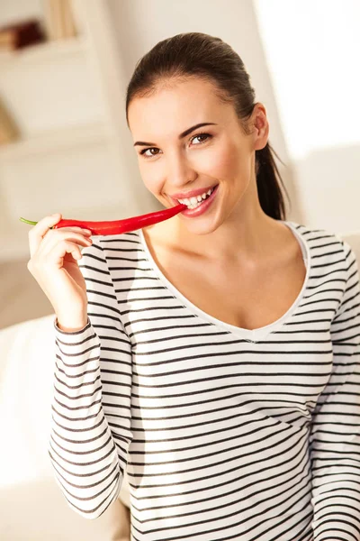 Jag gillar att äta kryddig peppar — Stockfoto