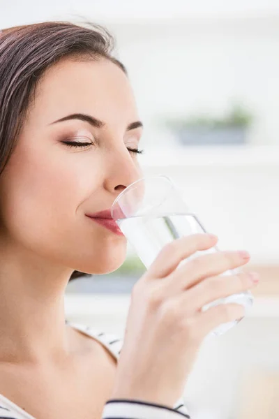 Glad tjej som njuter av färska naturliga drink — Stockfoto