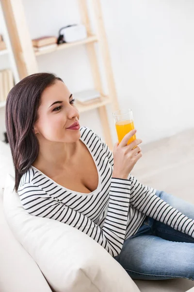 Chica soñadora bebiendo bebidas saludables — Foto de Stock