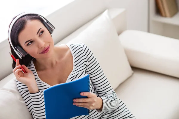 Mujer alegre haciendo notas en casa — Foto de Stock