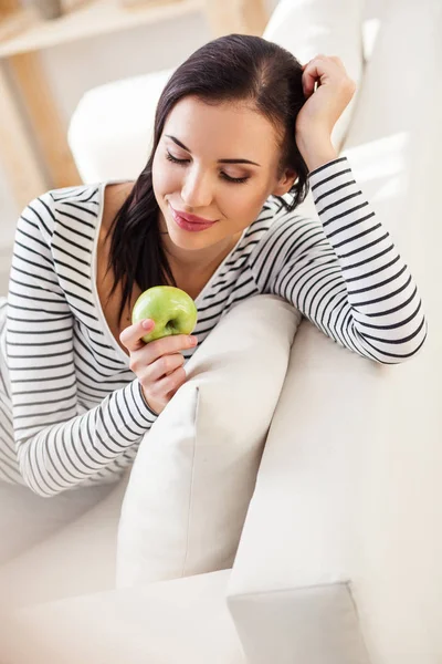 Zdrowa kobieta podjadanie zielony owoc — Zdjęcie stockowe