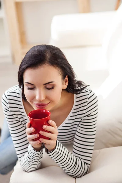 Leuke jonge vrouw thuis drankje — Stockfoto