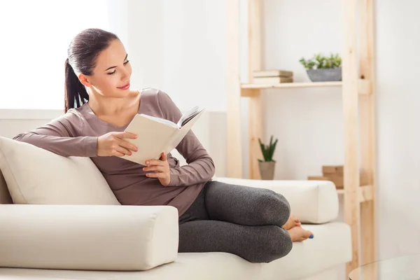 Fröhliches Mädchen ruht sich in ihrer Wohnung aus — Stockfoto