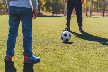 Baba ve oğul birlikte futbol oynamaya