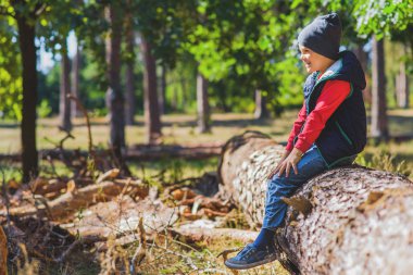 Şirin çocuk doğada dinlenme