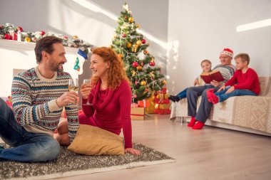 Neşeli aile birlikte yeni yıl kutlama