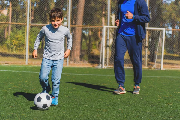 Szczęśliwe dziecko kopiąc piłkę z radością — Zdjęcie stockowe