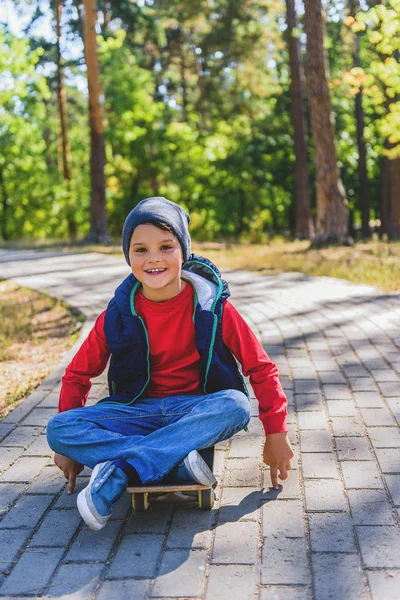 Lindo monopatín niño en la naturaleza — Foto de Stock