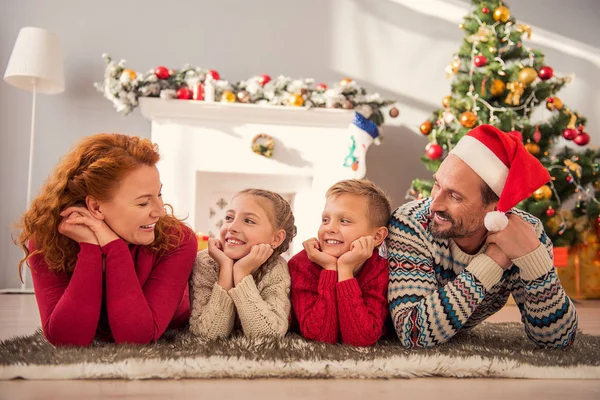 Padres e hijos disfrutando de la celebración de Año Nuevo — Foto de Stock