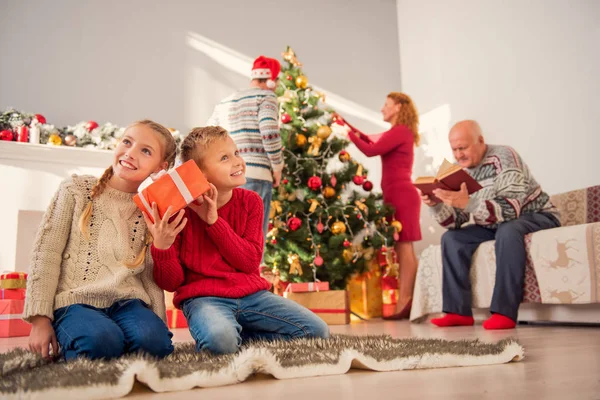 Niños felices divirtiéndose con regalos de vacaciones — Foto de Stock