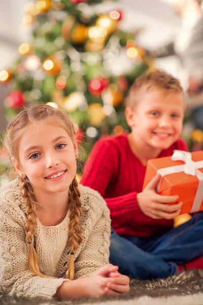 Los niños adoran los regalos de Año Nuevo — Foto de Stock