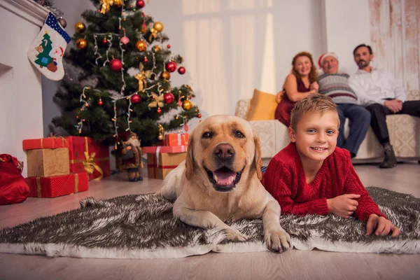 Amistosa familia celebrando la Navidad en casa — Foto de Stock