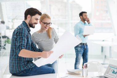 Genç takım birlikte ofisinde çalışan mimarlar